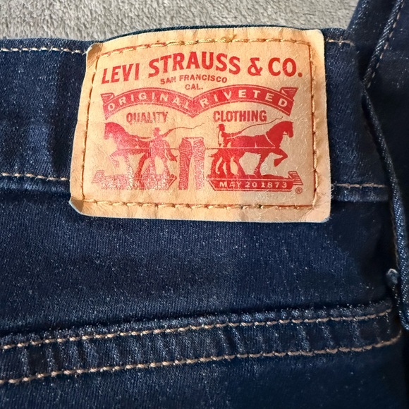 Levi's Slimming Slim Raw Hem Dark Jeans - Picture 6 of 8